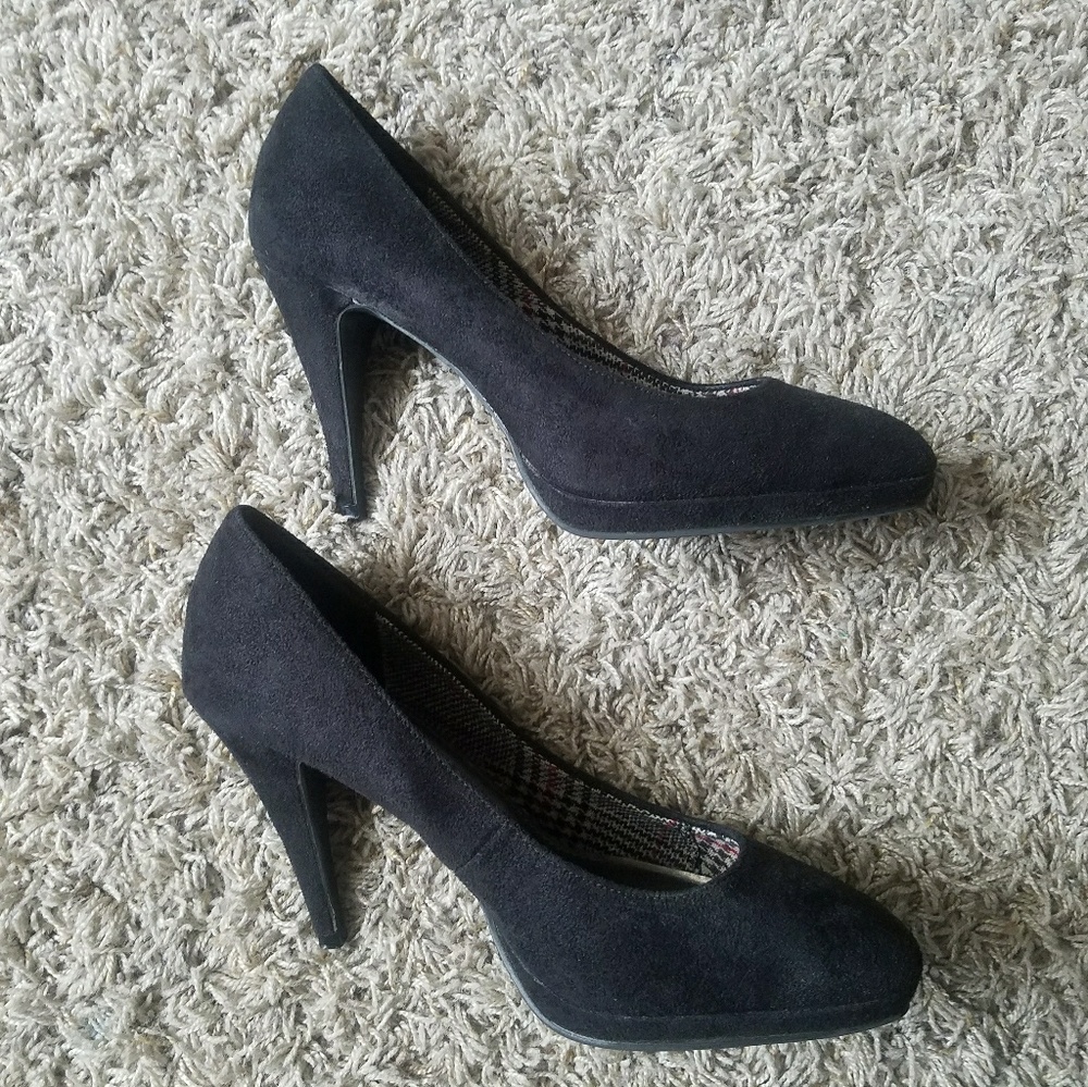 Fioni Black Suede Heels Size 8W